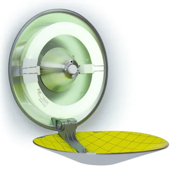 Detalhe técnico do Insectocaçador Aura Inox mostrando a lâmpada UV Synergetic 22W acesa e a placa adesiva higiénica amarela.