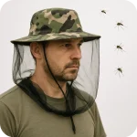 Homem com Chapéu Camuflado e Rede de Proteção Rodeado por Mosquitos | Ecoced - Ecoced