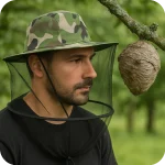Homem com Chapéu Camuflado e Rede de Proteção Junto a Ninho de Vespas | Ecoced - Ecoced