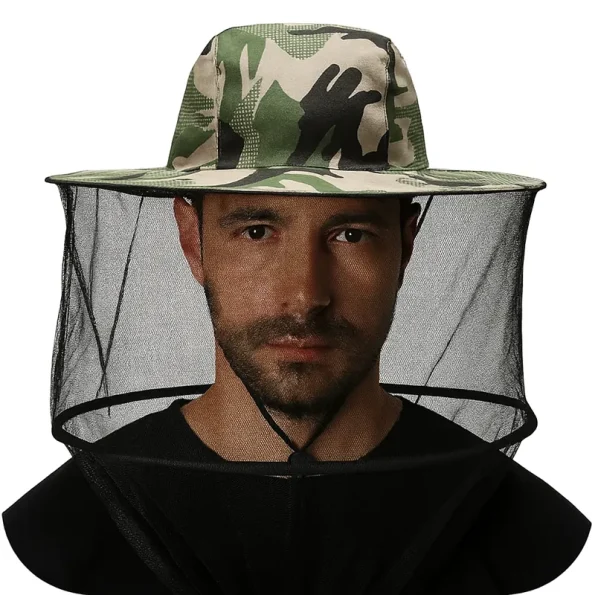 Homem com Chapéu Camuflado e Rede Anti-Mosquitos | Ecoced - Ecoced