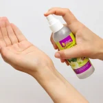 Spray Citronela Corporal aplicado nos pulsos – repelente natural mosquitos - Ecoced Spray Citronela Corporal aplicado nos pulsos – repelente natural mosquitos - Ecoced